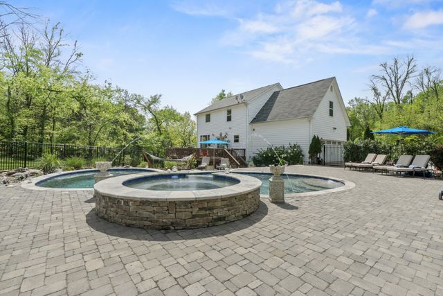 2870 Leonard Creek Ln, Arrington, TN 37014