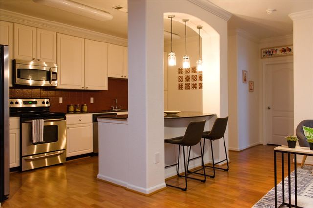 1711 Old Spanish Trail 104, Houston, TX 77054
