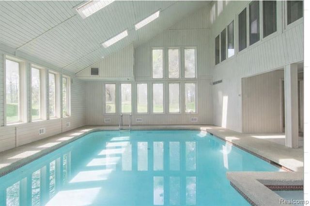 5106 Deer Run Circle, Orchard Lake, MI 48323