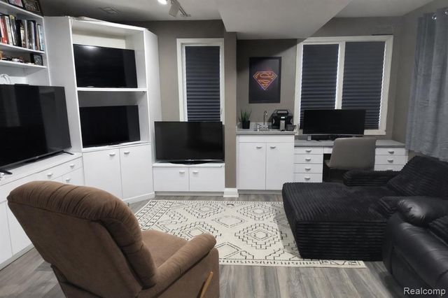 5106 Deer Run Circle, Orchard Lake, MI 48323