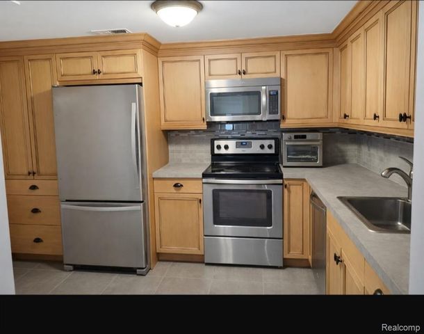 5106 Deer Run Circle, Orchard Lake, MI 48323