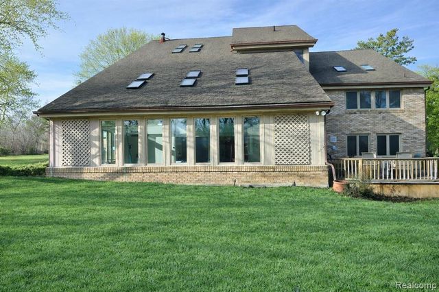 5106 Deer Run Circle, Orchard Lake, MI 48323