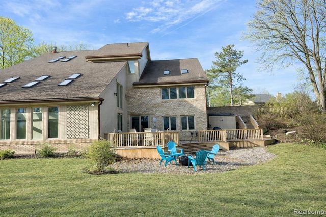 5106 Deer Run Circle, Orchard Lake, MI 48323