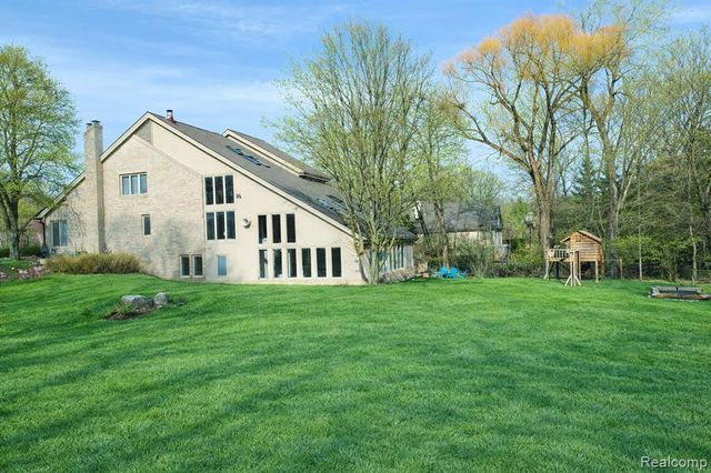 5106 Deer Run Circle, Orchard Lake, MI 48323