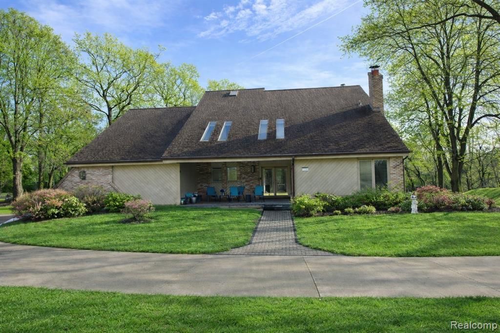 5106 Deer Run Circle, Orchard Lake, MI 48323