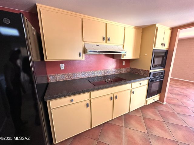 1593 S La Cañada Drive, Green Valley, AZ 85622