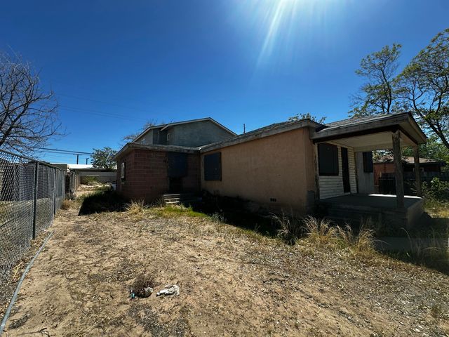 2206 Arno Street SE, Albuquerque, NM 87102