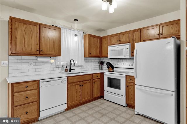 111 SWEETWATER LN, Newmanstown, PA 17073