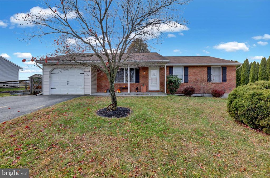 111 SWEETWATER LN, Newmanstown, PA 17073