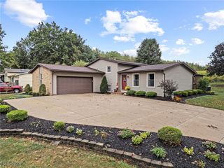 2498 Foxfire Street NW, Uniontown, OH 44685