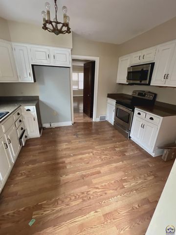 3516 SW Avalon LN, Topeka, KS 66604