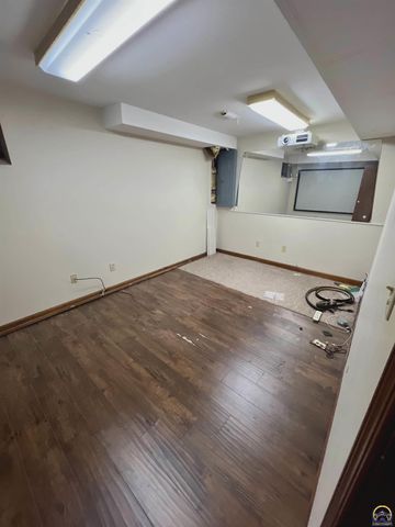 3516 SW Avalon LN, Topeka, KS 66604