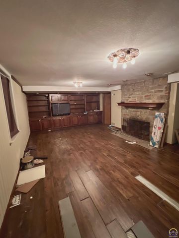 3516 SW Avalon LN, Topeka, KS 66604