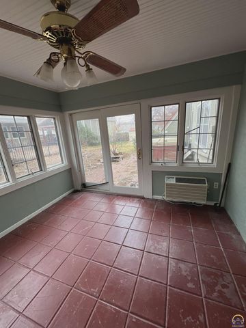 3516 SW Avalon LN, Topeka, KS 66604