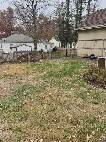 3516 SW Avalon LN, Topeka, KS 66604