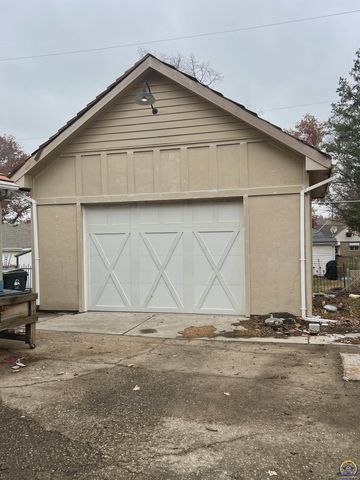 3516 SW Avalon LN, Topeka, KS 66604