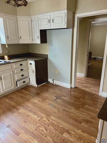 3516 SW Avalon LN, Topeka, KS 66604