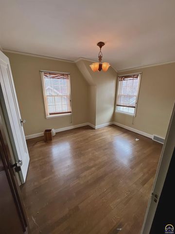 3516 SW Avalon LN, Topeka, KS 66604