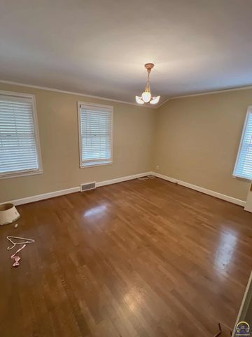 3516 SW Avalon LN, Topeka, KS 66604