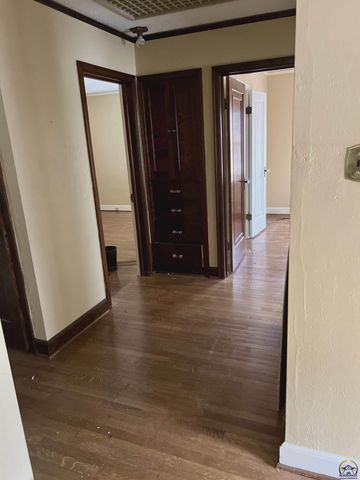 3516 SW Avalon LN, Topeka, KS 66604