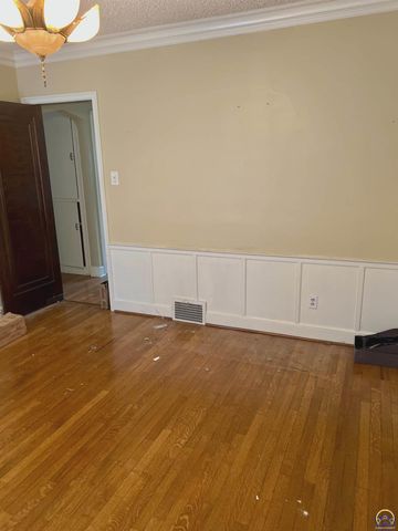 3516 SW Avalon LN, Topeka, KS 66604