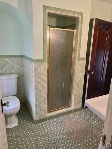 3516 SW Avalon LN, Topeka, KS 66604