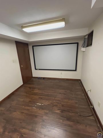 3516 SW Avalon LN, Topeka, KS 66604