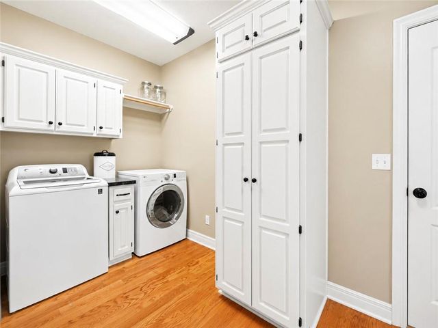 24407 Woodland Circle, Lee's Summit, MO 64086