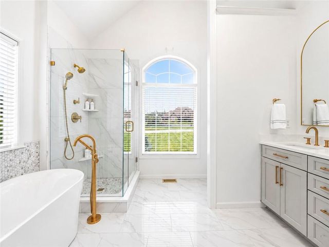 24407 Woodland Circle, Lee's Summit, MO 64086