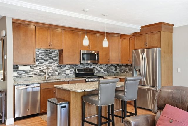 60 Lenox St 11, Norwood, MA 02062