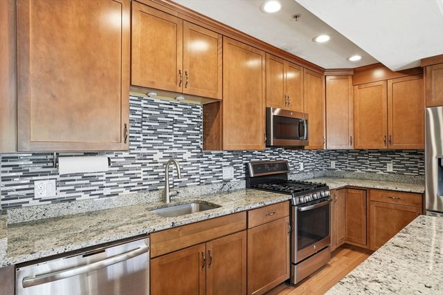 60 Lenox St 11, Norwood, MA 02062