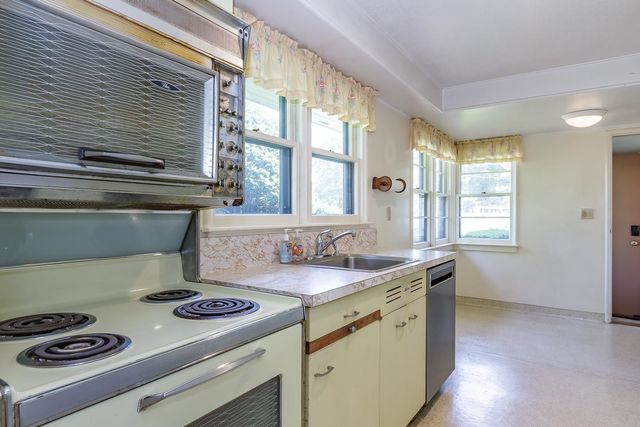 23 Palomino Lane, Bedford, NH 03110