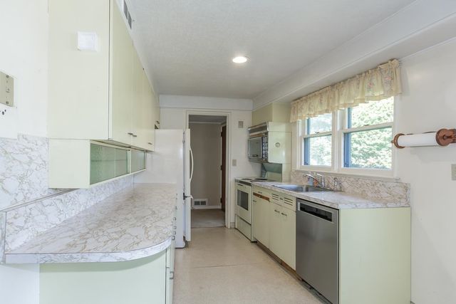 23 Palomino Lane, Bedford, NH 03110