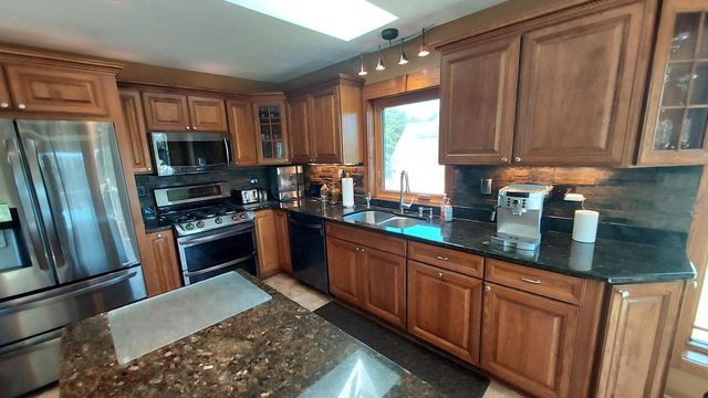 8404 S 68th STREET, Franklin, WI 53132