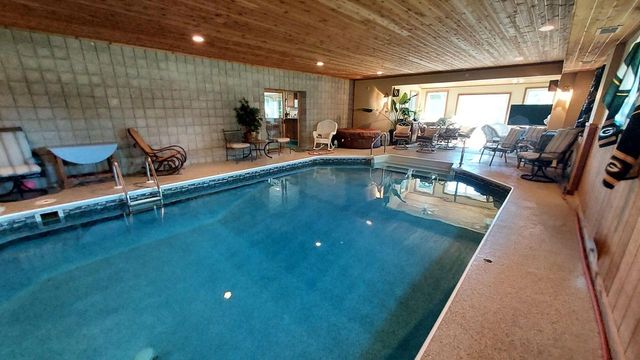 8404 S 68th STREET, Franklin, WI 53132