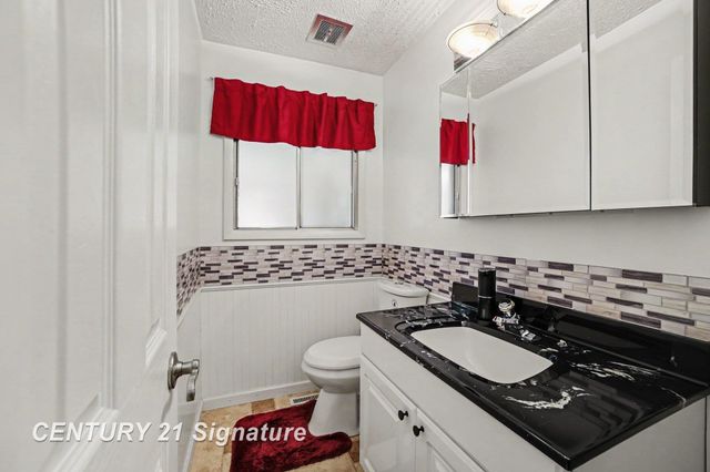 2918 Saint Marys Drive, Midland, MI 48640