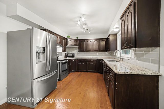 2918 Saint Marys Drive, Midland, MI 48640