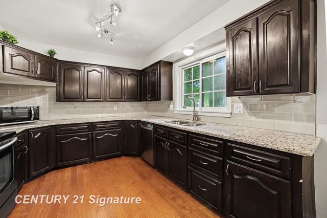 2918 Saint Marys Drive, Midland, MI 48640