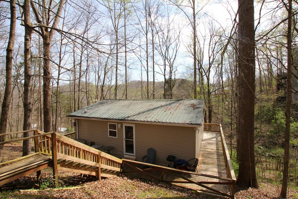 1050 Holiday Haven Dr, Smithville, TN 37166