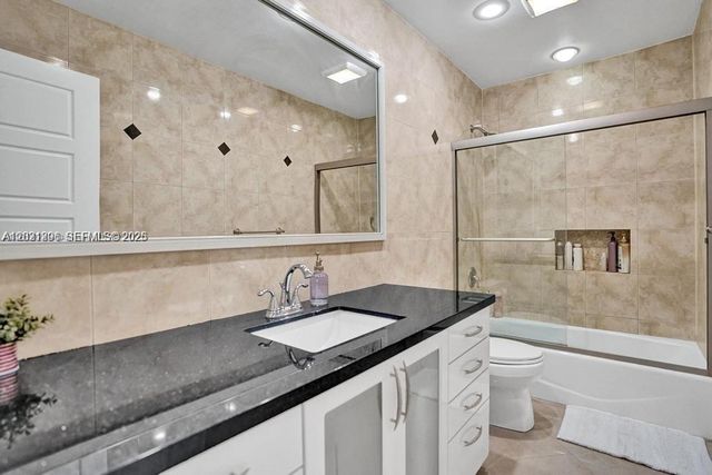 2001 NE 214th St 2001, Miami, FL 33179