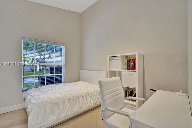 2001 NE 214th St 2001, Miami, FL 33179