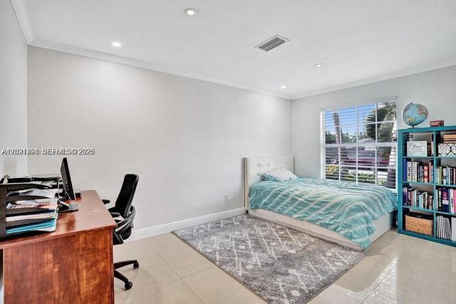 2001 NE 214th St 2001, Miami, FL 33179