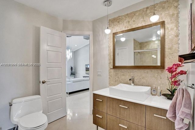 2001 NE 214th St 2001, Miami, FL 33179