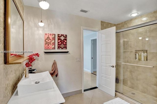 2001 NE 214th St 2001, Miami, FL 33179