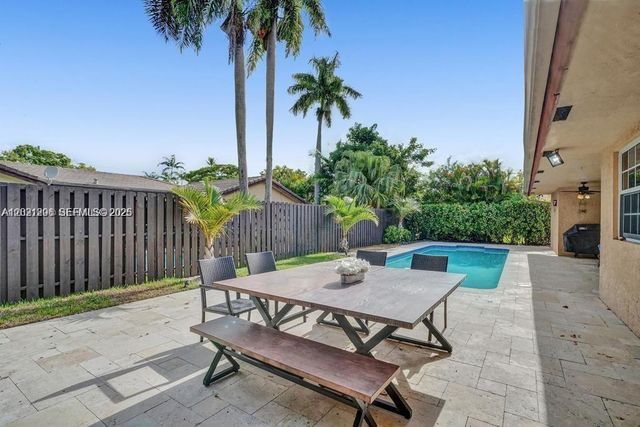 2001 NE 214th St 2001, Miami, FL 33179