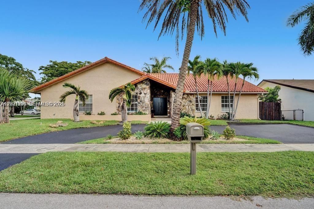 2001 NE 214th St 2001, Miami, FL 33179