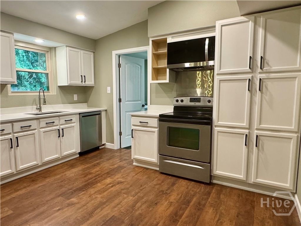 Image 6 of property listing at 20 Catherine Circle, Savannah, GA 31406