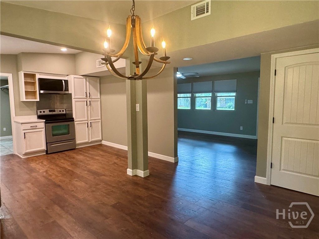 Image 9 of property listing at 20 Catherine Circle, Savannah, GA 31406