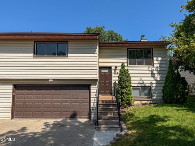 624 W Turnpike Avenue, Bismarck, ND 58501 property photo