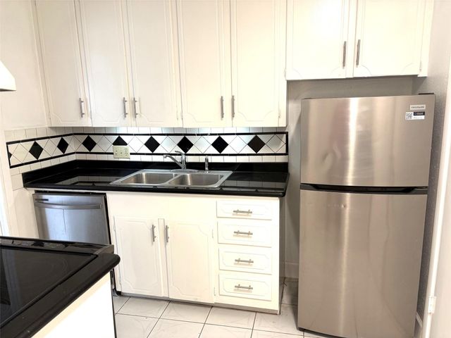 2824 Briarhurst Drive 7, Houston, TX 77057